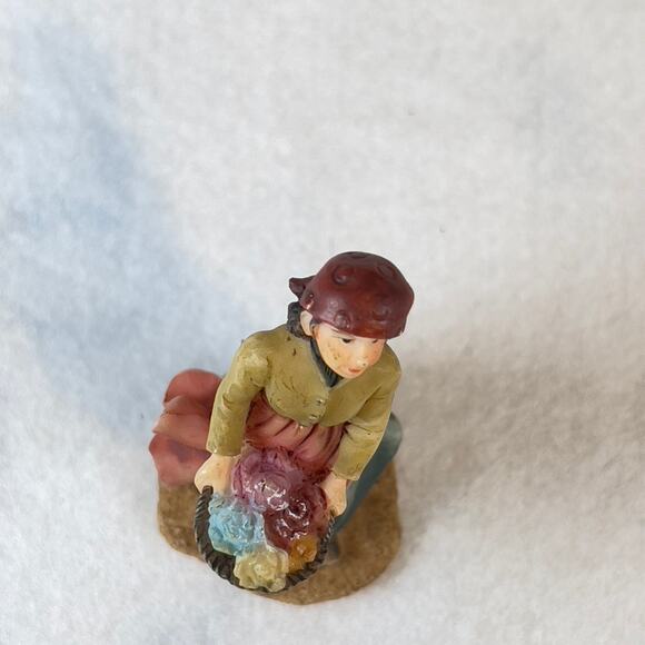 Grandeur Noel 2001 Bethlehem Village Woman w/ Basket O'Well Porcelain Resin - Picture 6 of 10